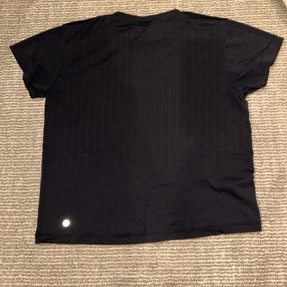 Lululemon train to be tee